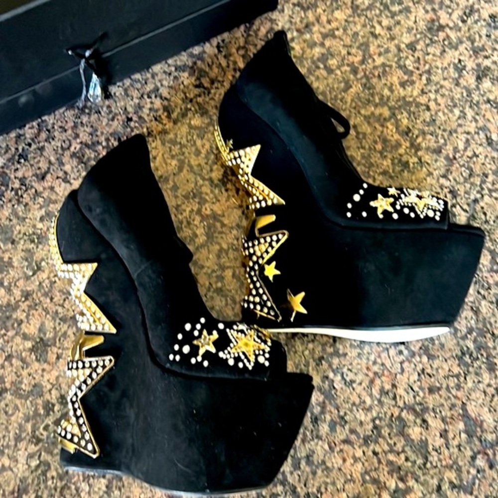 ZINing Black label, NWOT, leather soles, black velveteen, gold stars, Size 9